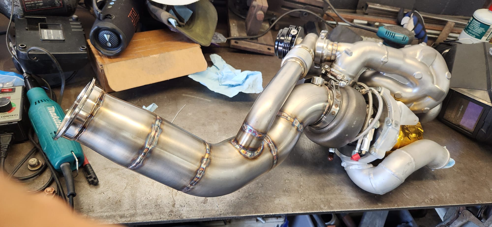 Turbo compressor outlet and intercooler cold-side piping connection detail